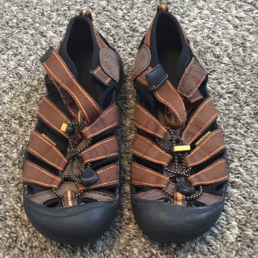 Gently Used Keen Waterproof Sandal Shoes🖤 Youth Size 6.